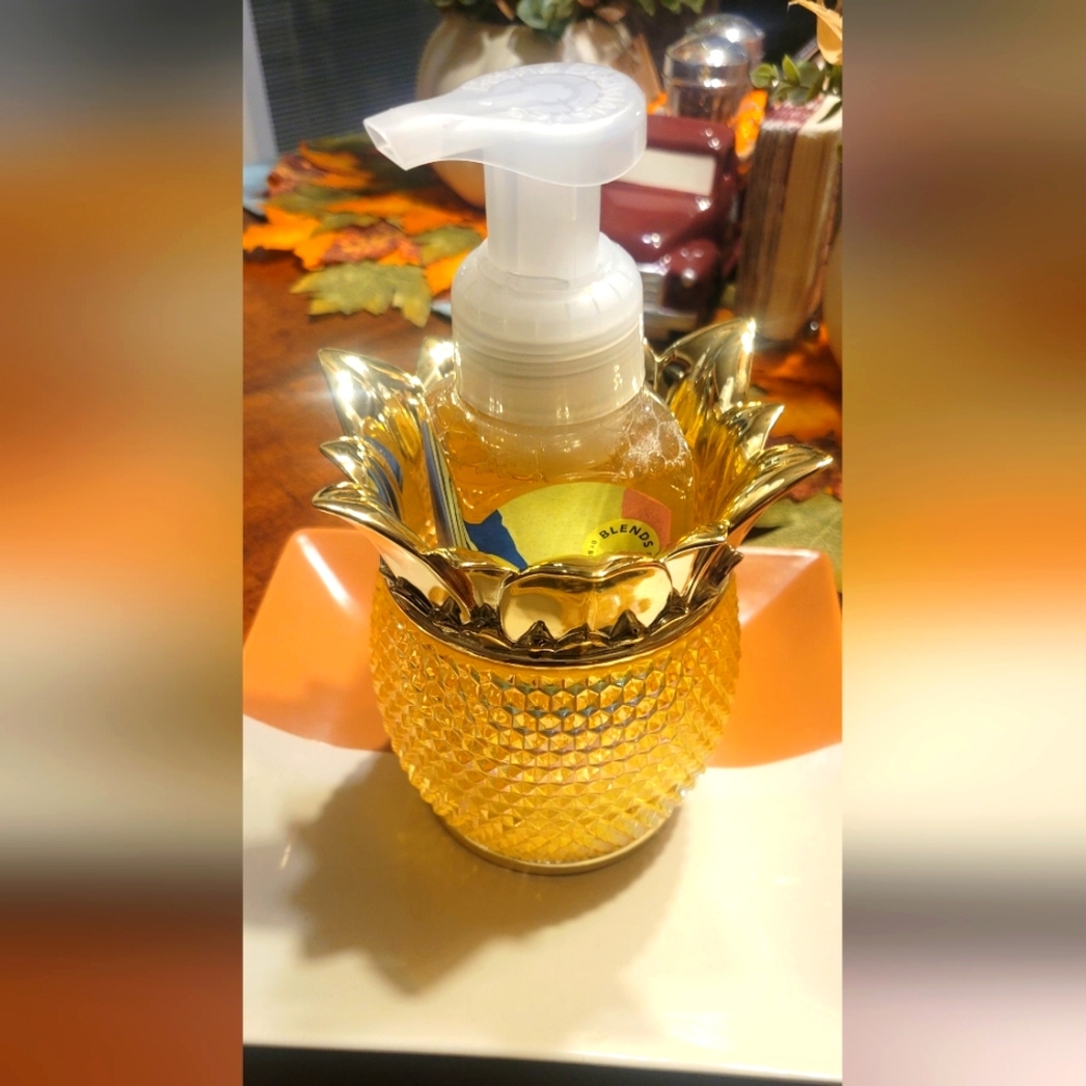 Bath & Body Works New Tropical Pineapple Hand Soap Holder & Foam Hand Soap, New